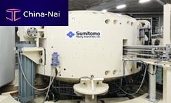 Proton therapy cyclotron with robotized positioning table