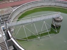 Circular clarifier with scraper bridge