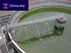 Circular clarifier with scraper bridge