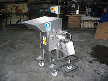 Automatic pinbone remover for salmon